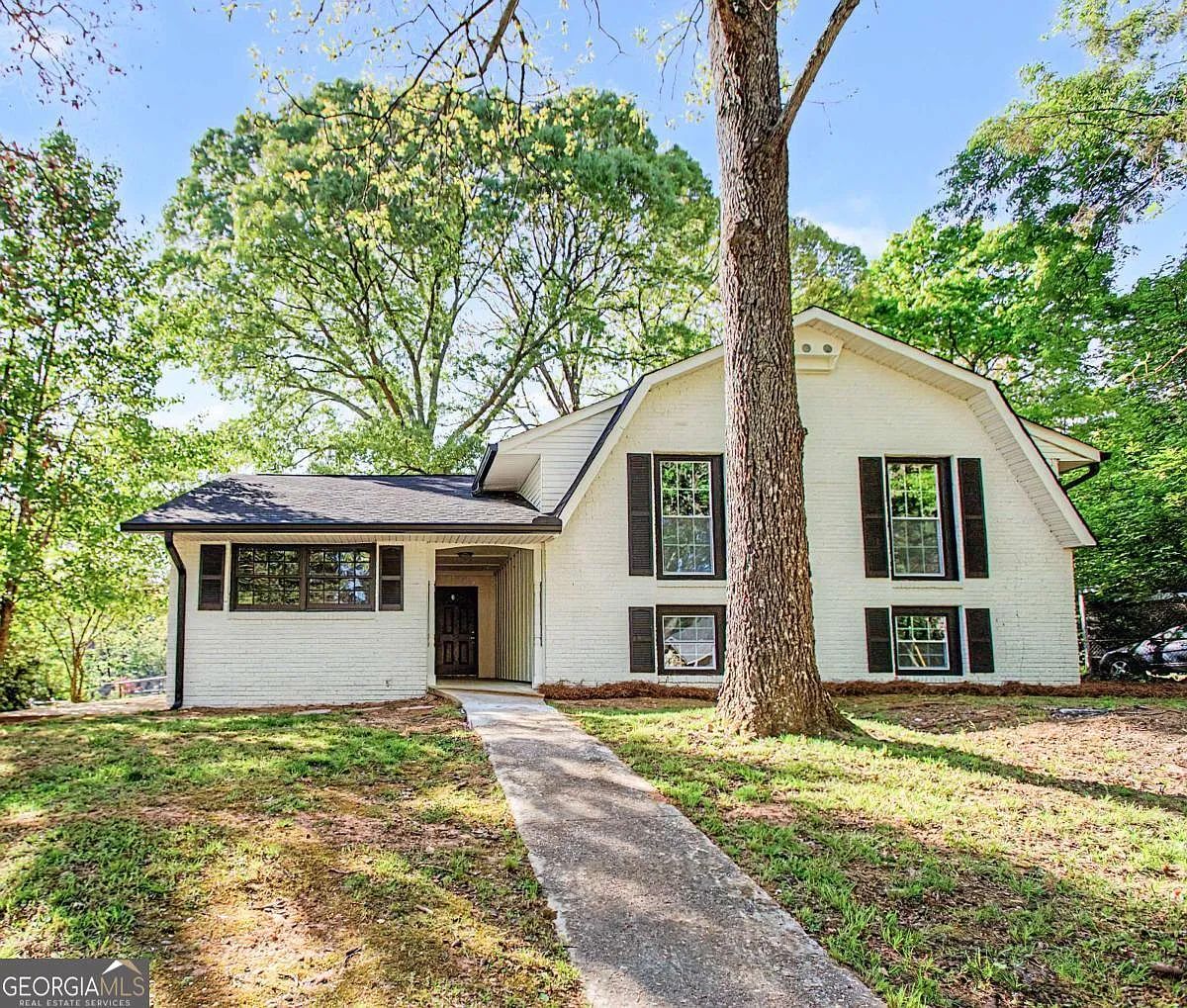 556 Roxbury Dr photo 1
