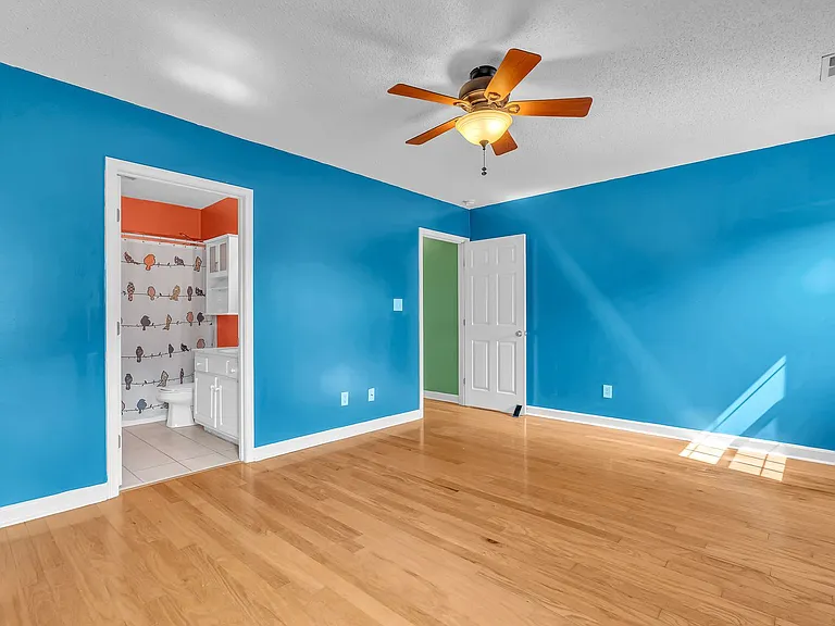 403 Arabian Ln — Photo 32