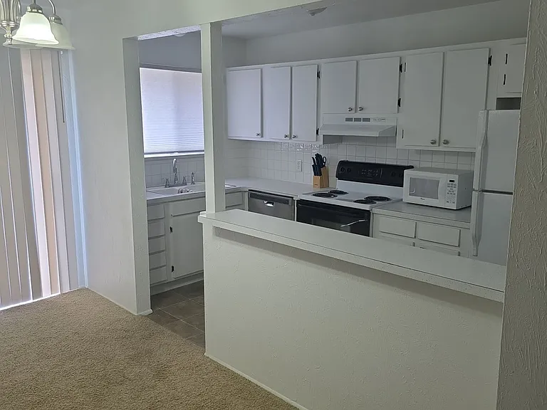 1003 S State Fair Blvd #18 — Photo 3