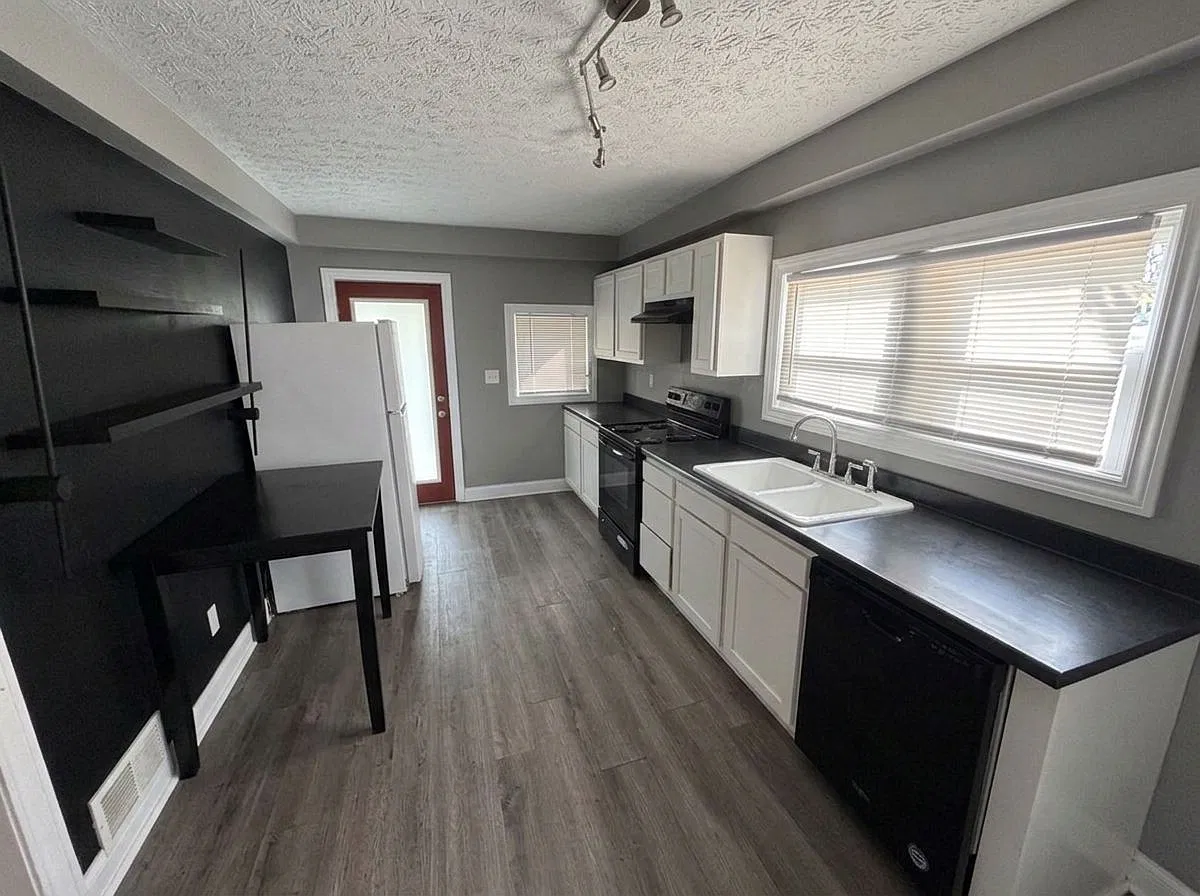 4 bed, 1584 sqft, $2,998 — Photo 2
