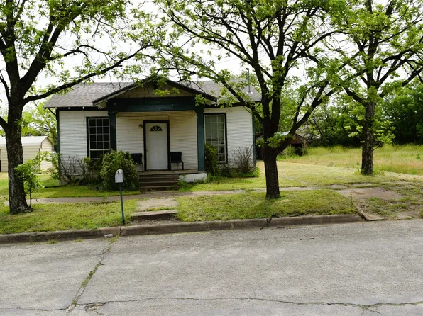 1109 S Concho St, Coleman, TX 76834