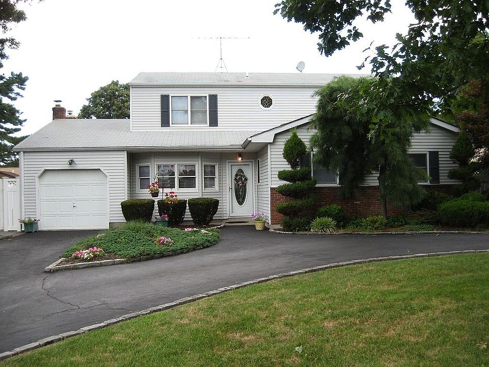 1st image of 5 Gaines Dr