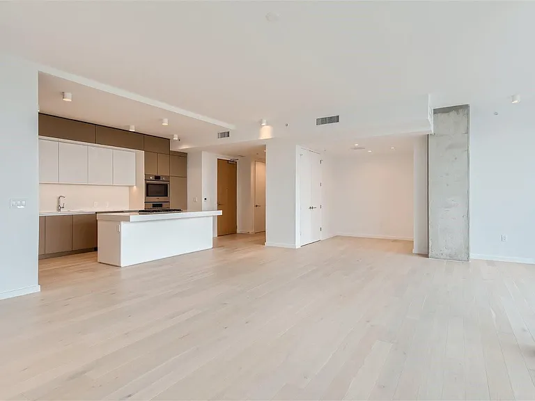 313 W 17th St #1904 — Photo 12