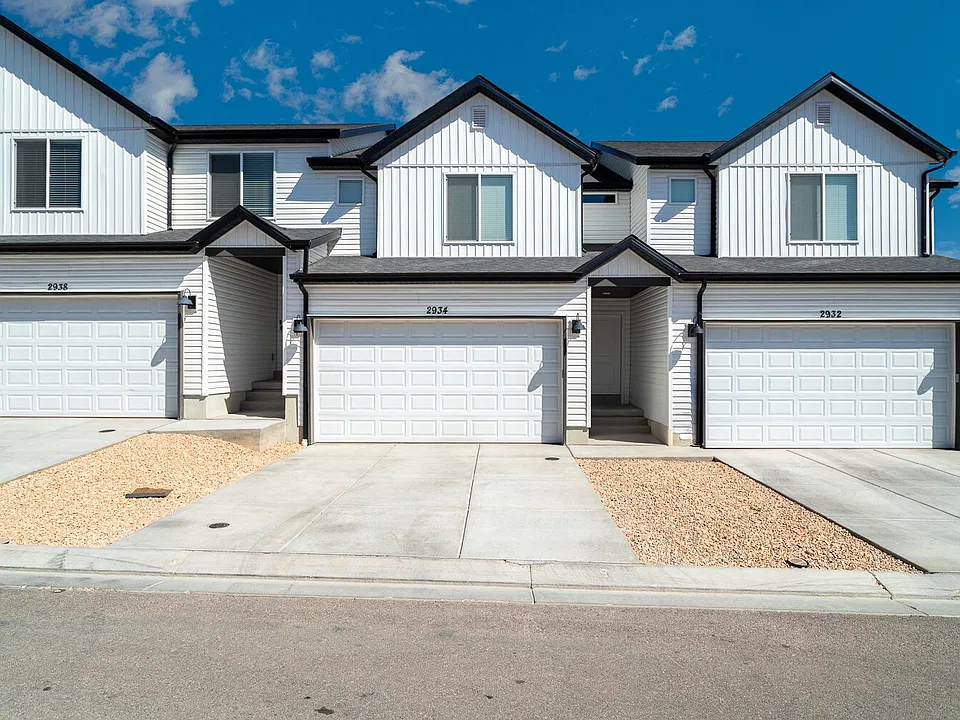2932 W Ezra Dr