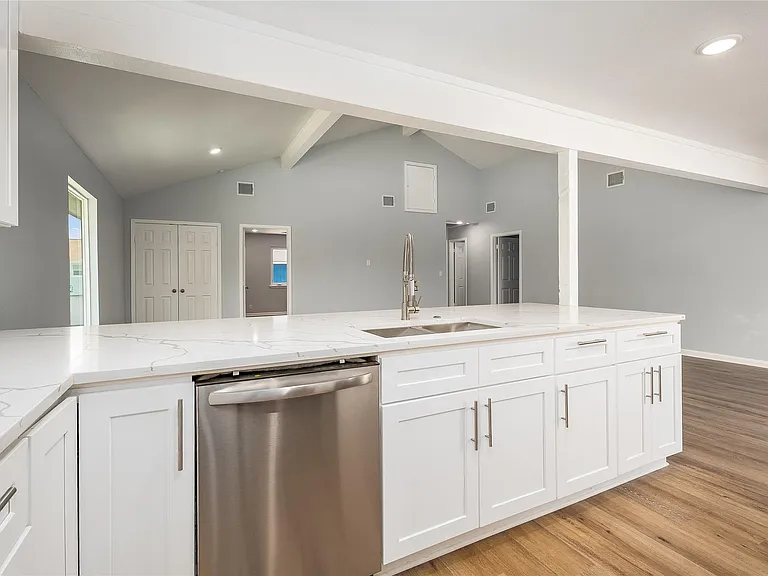 901 Bonita St — Photo 4