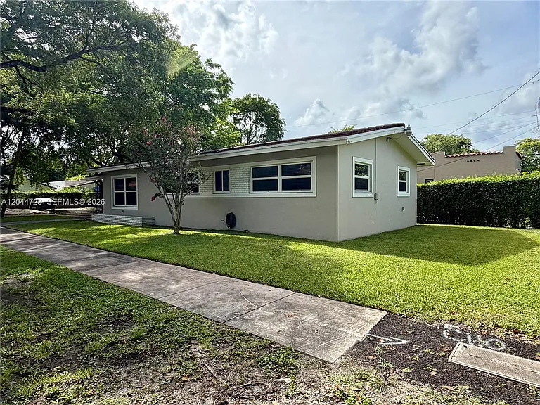 1415 Genoa St — Photo 3