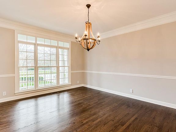 5th image of 240 Gillette Dr