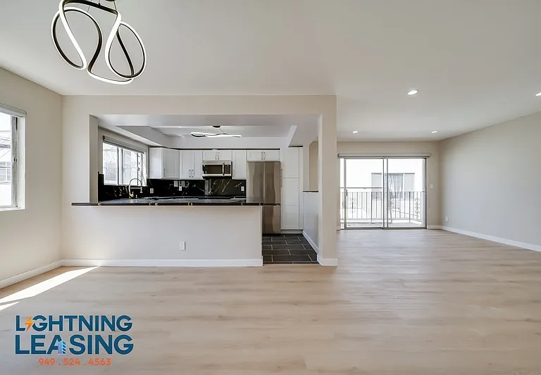 1035 N Hayworth Ave #100 — Photo 4
