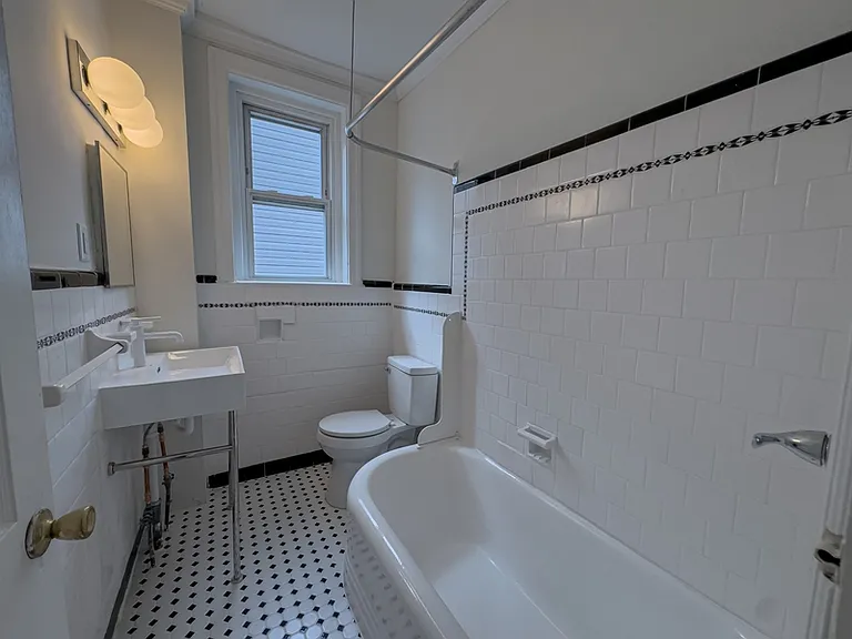1223 N Franklin St #2R — Photo 3