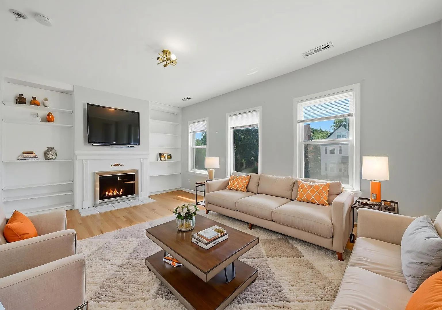 5 bed, 1400 sqft, $2,800 — Photo 2
