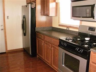 3rd image of 401 Hawthorne St