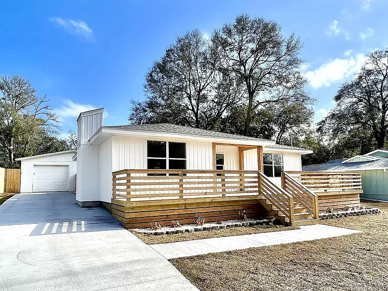 713 Cypress Dr — Photo 2