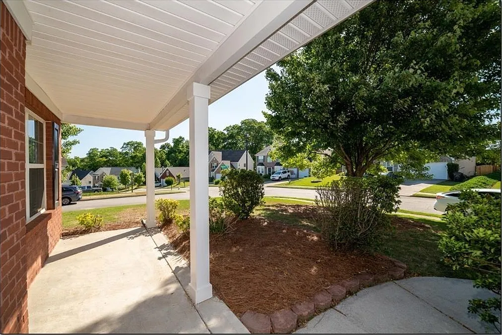 4 bed, 2.5 bath, 2740 sqft, $2,300 — Photo 4