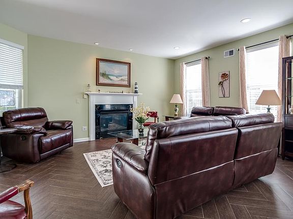 2nd image of 11 Paddington Cir