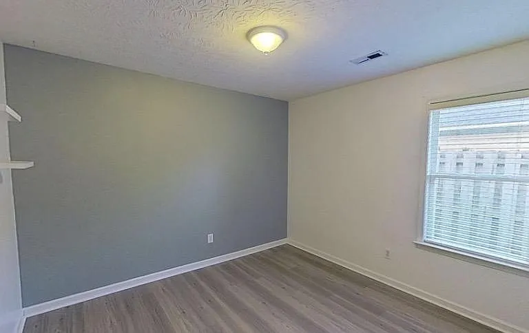 1113 Loman Ln — Photo 12