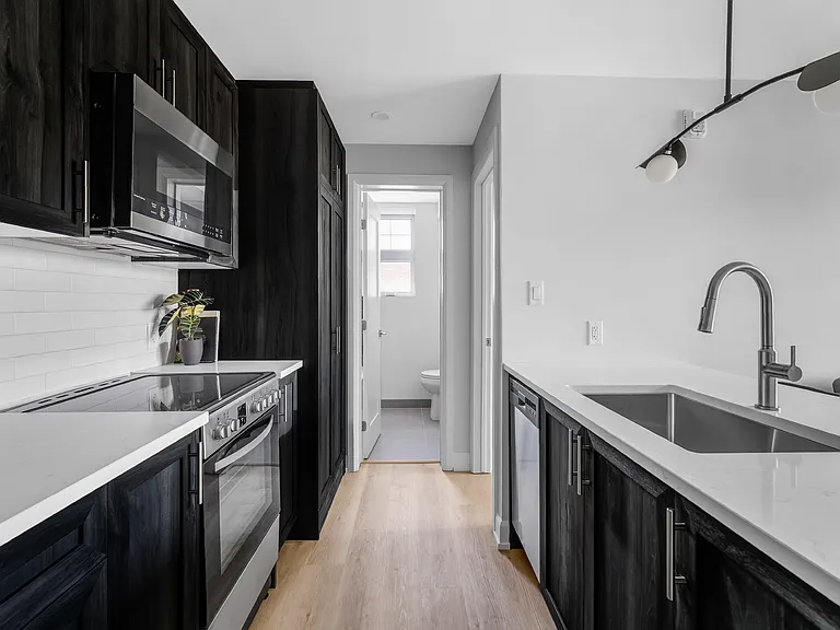 658 Somerset St W — Photo 10