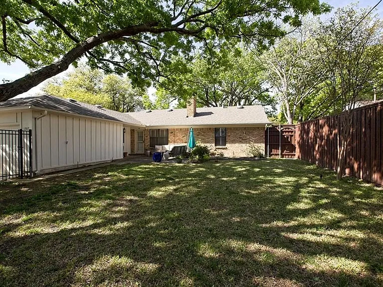 1307 Glen Cove Dr — Photo 4