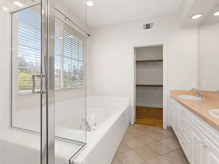 47 Silveroak — Photo 15