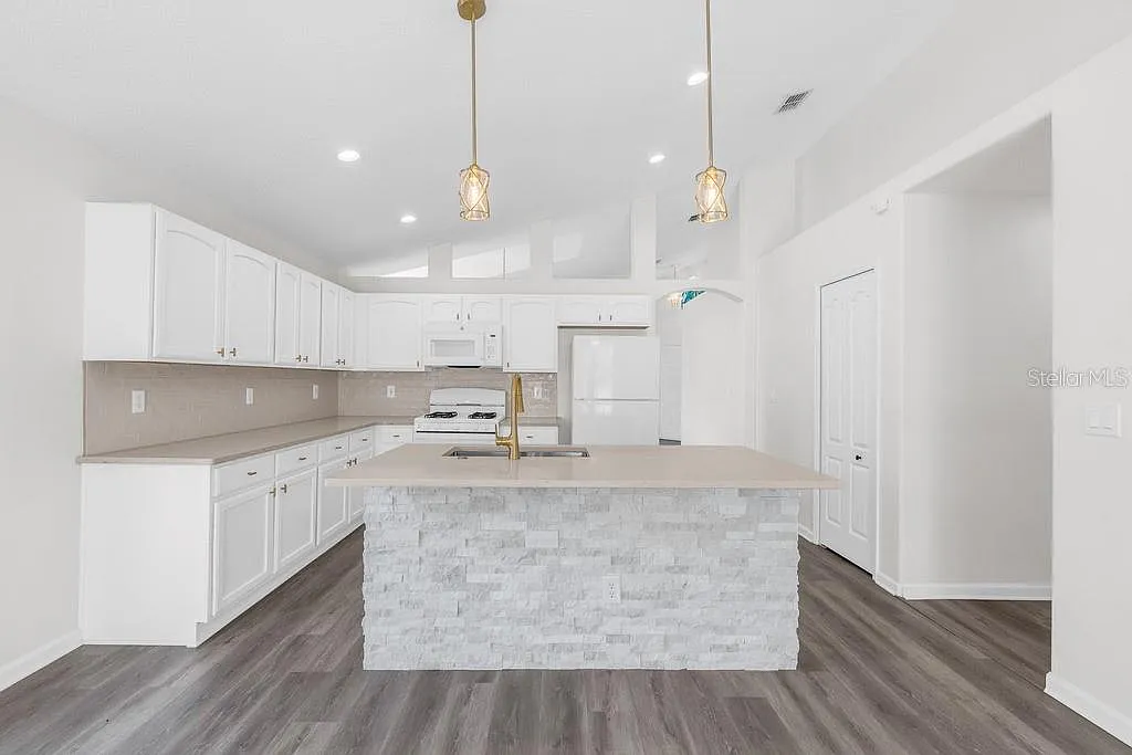4 bed, 2.0 bath, 1913 sqft, $3,300 — Photo 4