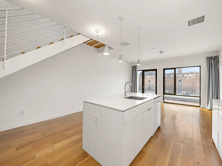 644 Selden St #302 — Photo 5