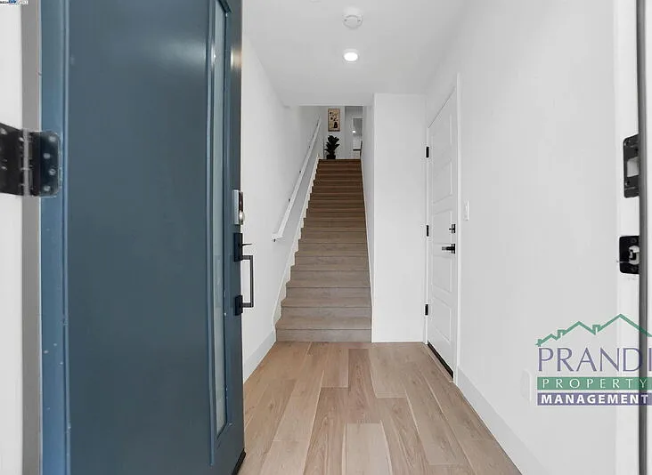 3 bed, 3.0 bath, 1410 sqft, $4,600 — Photo 4