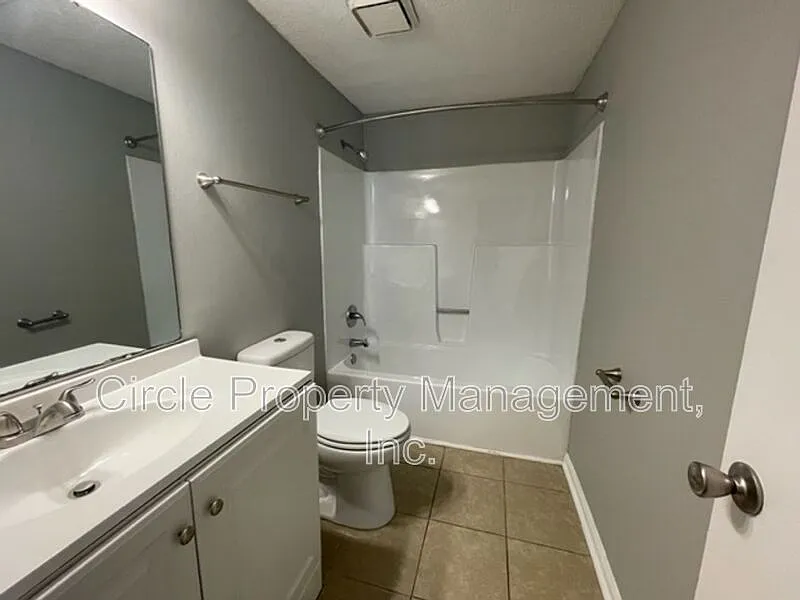 2 bed, 1.0 bath, 850 sqft, $900 — Photo 2