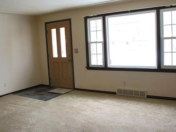 5th image of 415 Meadowbrook Ave