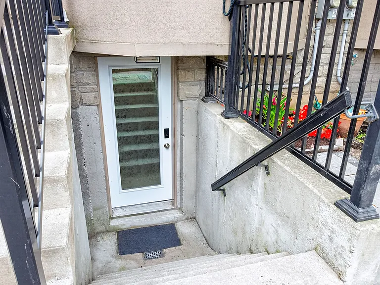 2823 Saint Clair Ave E #LOWER — Photo 5
