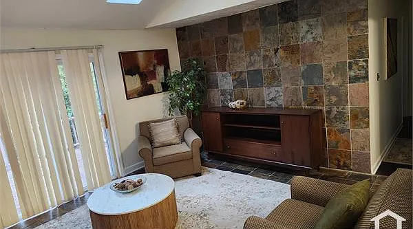 2 bed, 1000 sqft, $1,550 — Photo 3