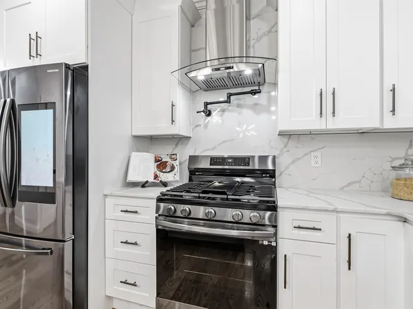 865 Summit Avenue image 10 of 38