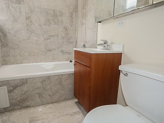 4th image of 622 1/2 W Roscoe St #3B