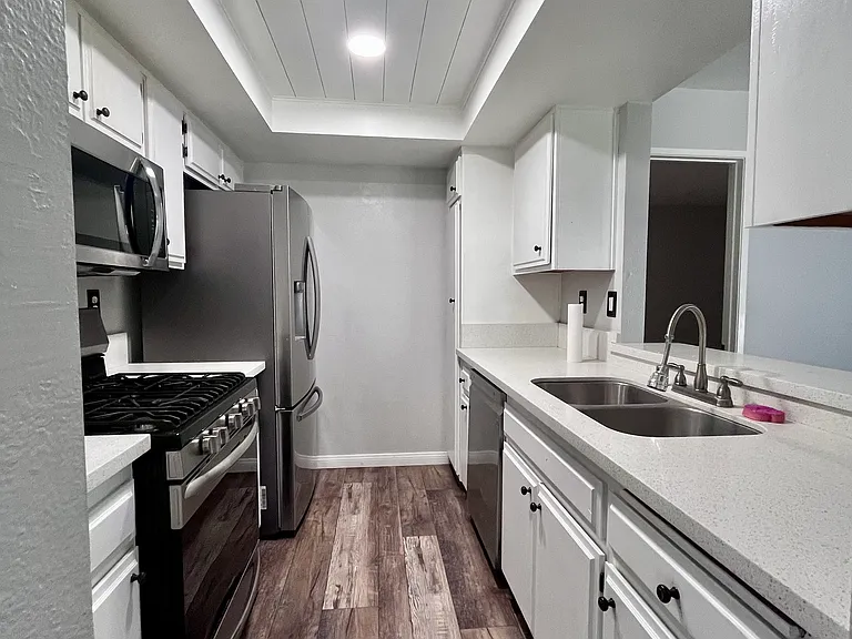 Kitchen with Stove, Refrigerator/Freezer, Microwave and Dishwasher