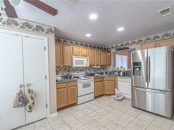 3rd image of 2013 Lake Pointe Dr