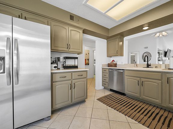 2nd image of 699 Vista Lago Cir N
