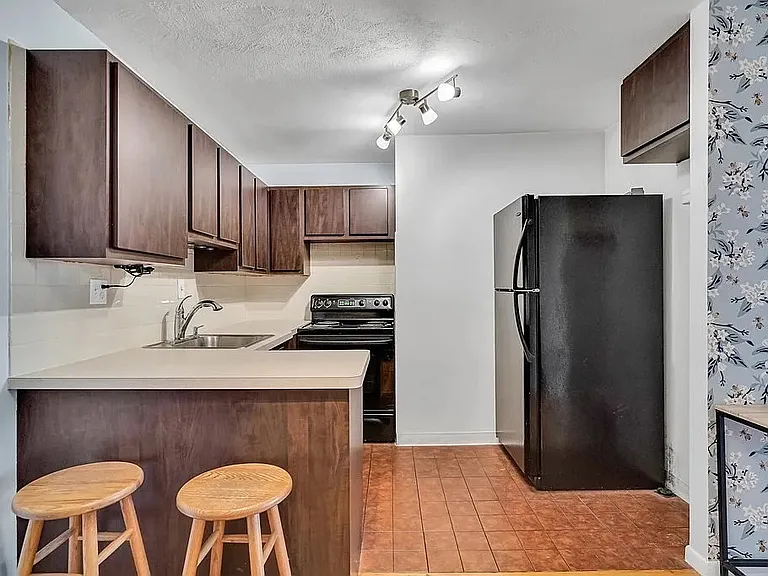 50 Seymour St #15 — Photo 10