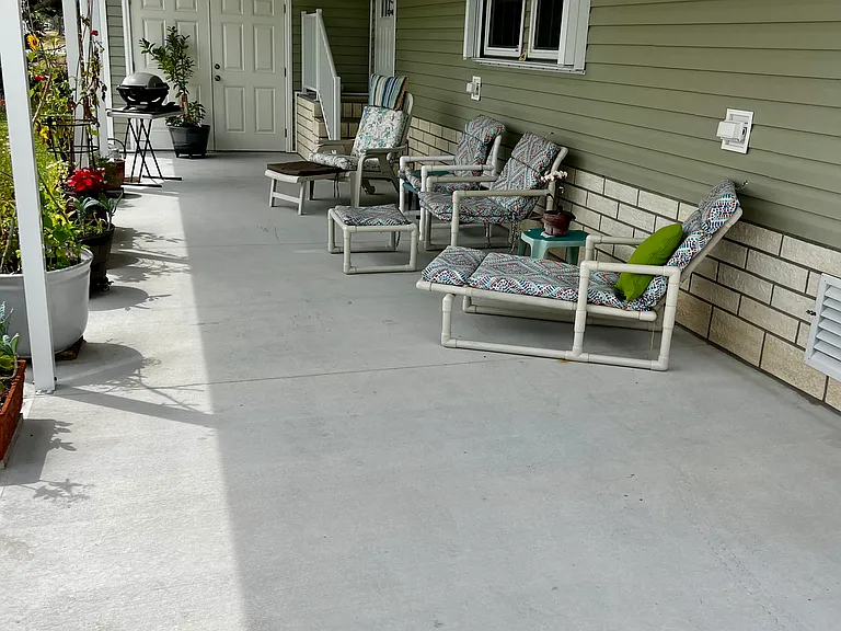 Large Covered Lanai with barbeque and plenty of seating