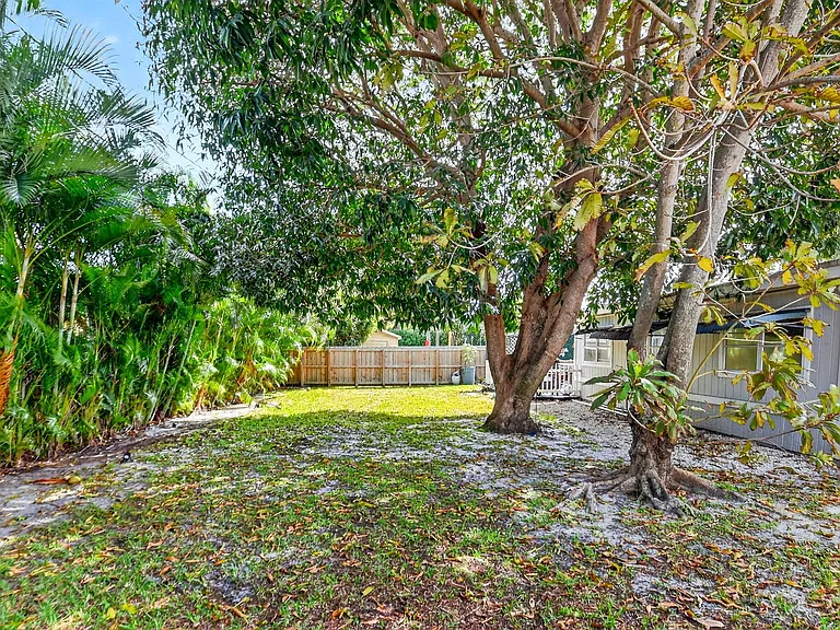320 Riverdale Rd — Photo 44