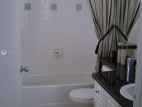 5th image of 1550 Brickell Ave #40