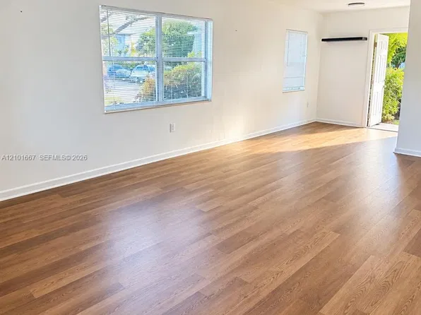 1946 NE 167th St APT 1, Miami, FL 33162