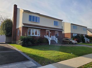 1059 Oaks Dr, Franklin Square, NY 11010