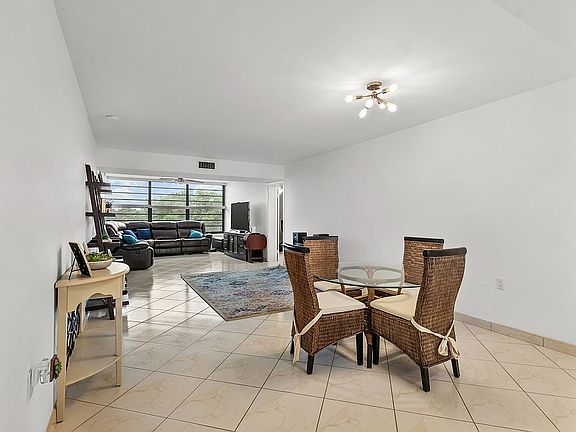 5th image of 1715 Whitehall Dr APT 401
