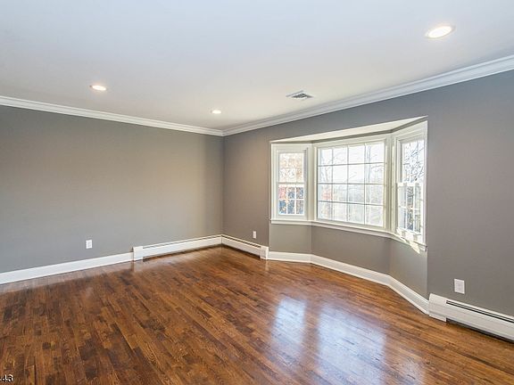 5th image of 4 Hillsdale Dr