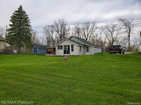 2139 Wiggins Rd, Fenton, MI 48430