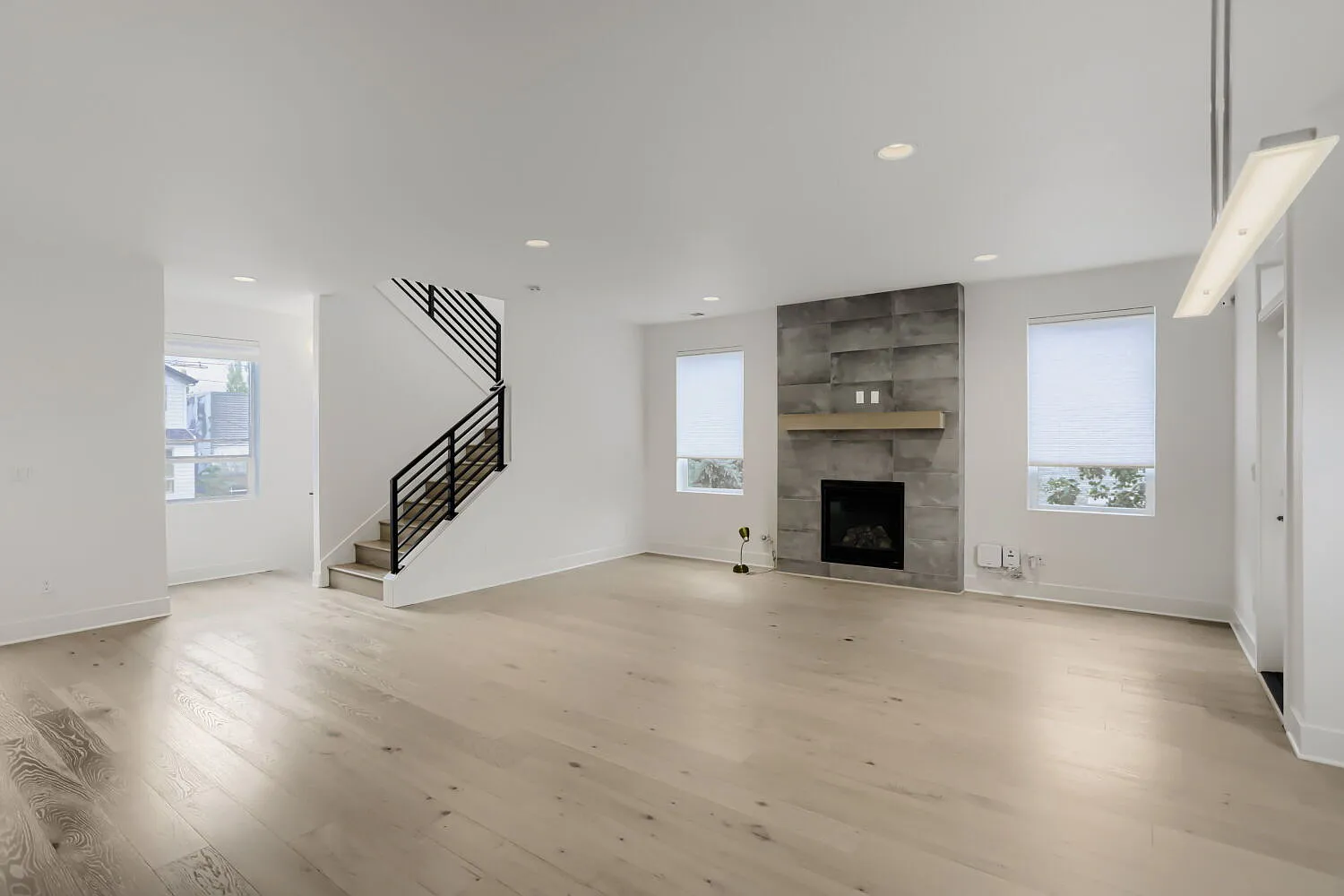 4 bed, 3.5 bath, 2334 sqft, $3,999 — Photo 2