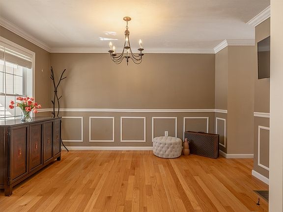 5th image of 36 Sunrise Ave