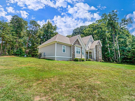 3rd image of 145 Poinsettia Ln