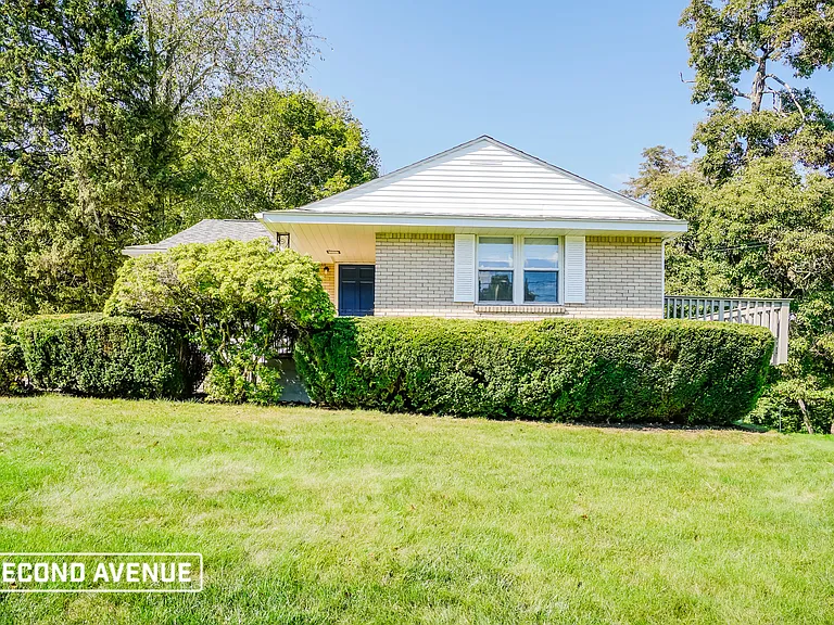 1886 Anderson Ave — Photo 1