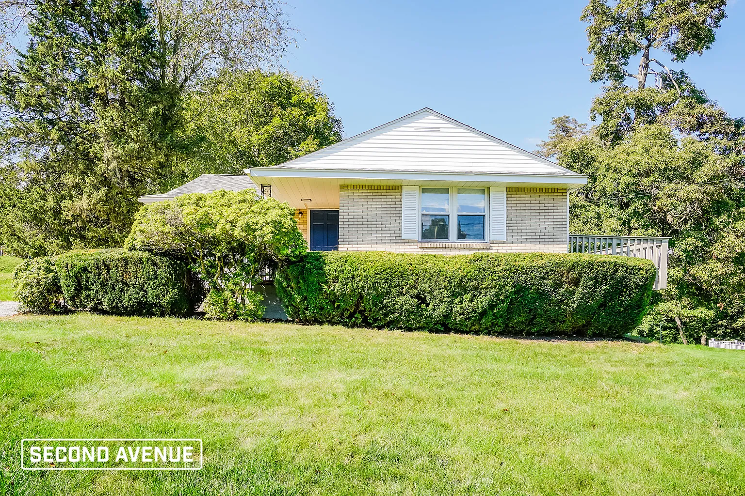 1886 Anderson Ave photo 1