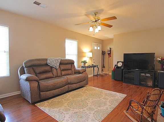 3rd image of 115 Lauren Cir