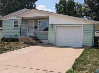 2013 S Lake Ave, Sioux Falls, SD 57105